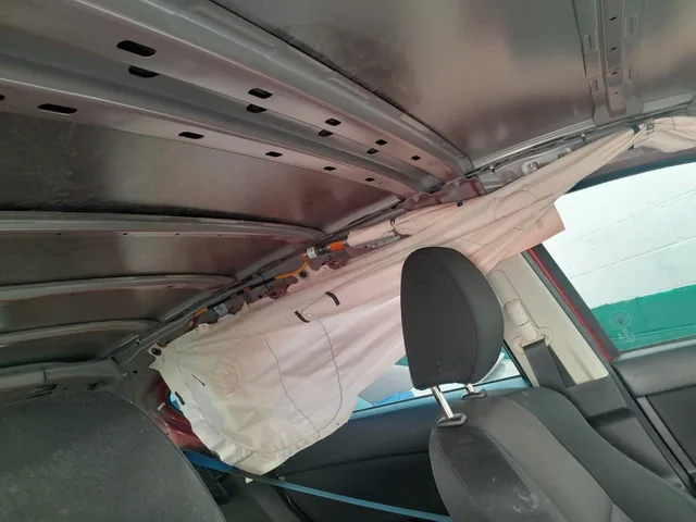 Bolsa de aire de cortina desplegada con el techo interior descubierto