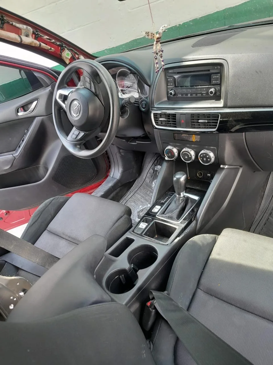 Interior de un Mazda durante un trabajo documentado por ASEC