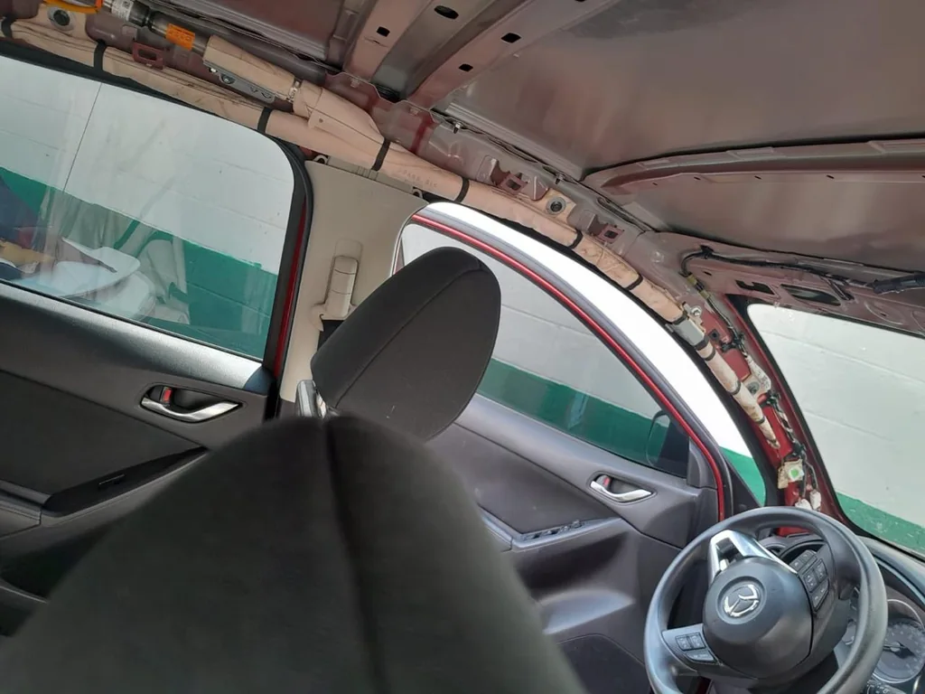 Componentes y cableado del interior de un vehículo durante una revisión en ASEC